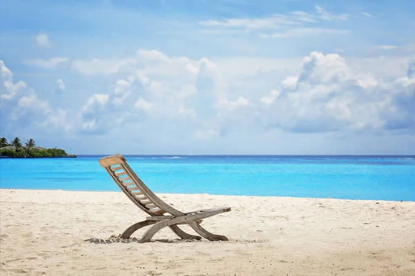 Пляжний стілець на березі моря на тропічному курорті — стокове фото