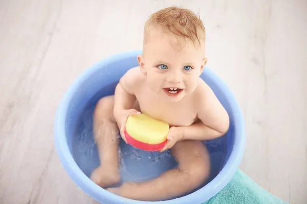 Маленький мальчик стирает дома в ванне — стоковое фото