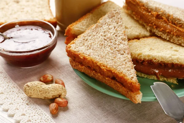 Вкусные сэндвичи с арахисовым маслом — стоковое фото