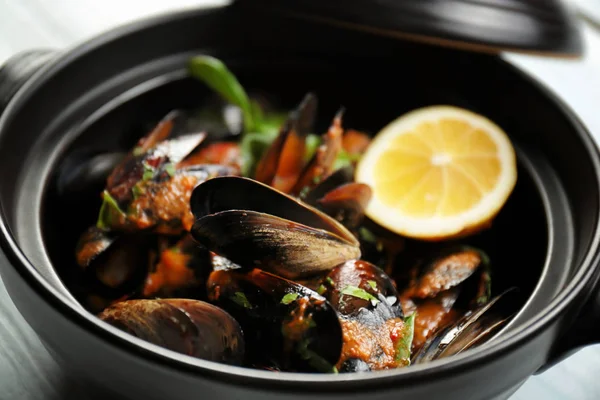 Pan with delicious mussels — Stock Photo, Image