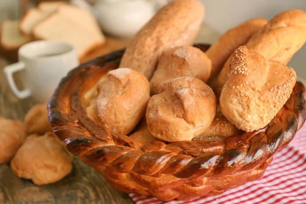 Cesto di pane intrecciato con deliziosi pani — Foto Stock