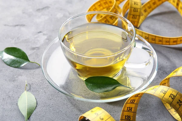 Kopje thee en meetlint op tafel — Stockfoto