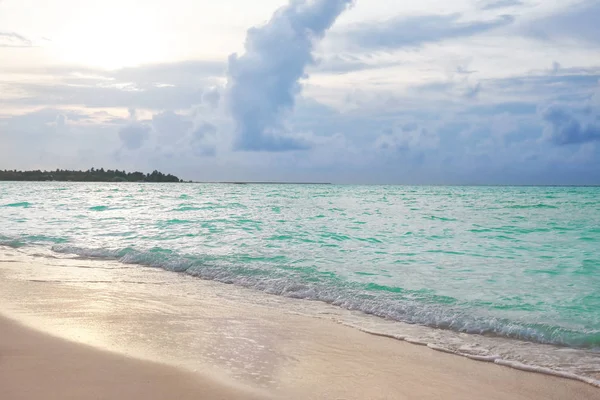 Pięknej piaszczystej plaży — Zdjęcie stockowe