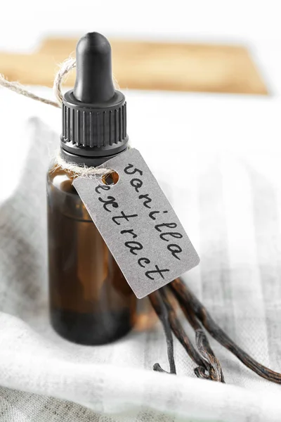 Małą butelkę z aromatycznych wanilii wyodrębnić — Zdjęcie stockowe