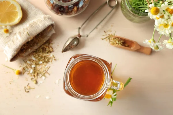 Mason jar s chutné Heřmánkový čaj — Stock fotografie