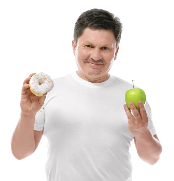 Túlsúlyos ember, az apple és a fánk a fehér háttér előtt. Diéta fogalma — Stock Fotó