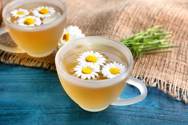 Cam bardak papatya çiçeği ile çay — Stok fotoğraf