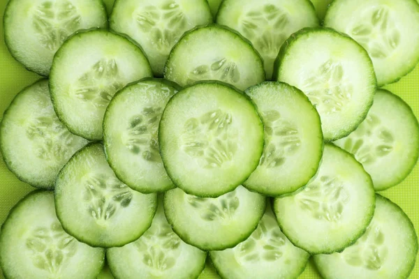 Čerstvý zelený plátky okurky — Stock fotografie