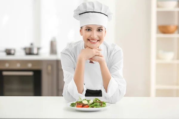 Unga kvinnliga kocken i köket — Stockfoto