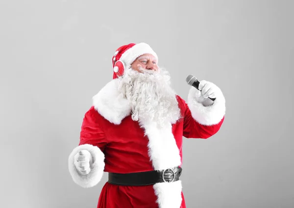 Santa Claus cantando canciones de Navidad — Foto de Stock