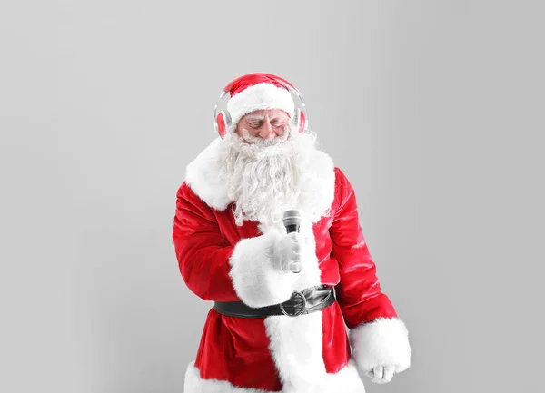 Santa claus zingen kerstliederen — Stockfoto