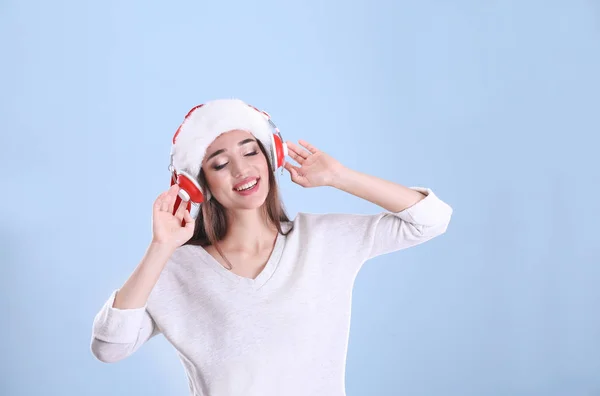 Schöne junge Frau mit Weihnachtsmütze — Stockfoto