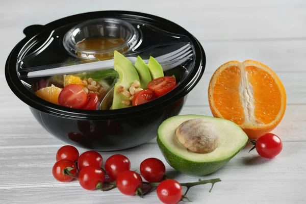 Recipiente de plástico com frutas e legumes — Fotografia de Stock