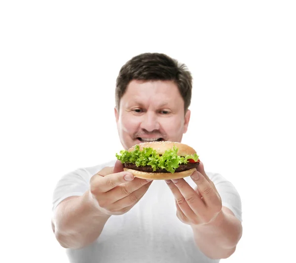 太りすぎの白い背景の上のハンバーガーを持つ男。ダイエットの概念 — ストック写真
