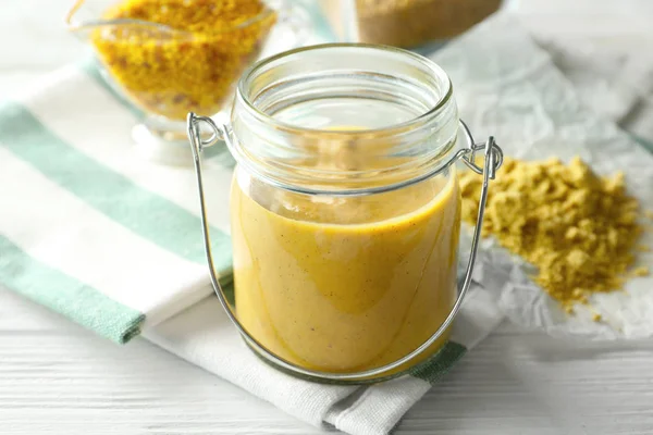 Glazen pot met heerlijke mosterdsaus — Stockfoto