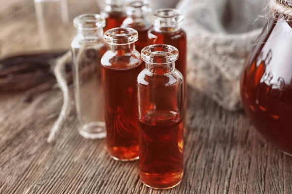 Kleine Flaschen mit aromatischem Vanilleextrakt — Stockfoto