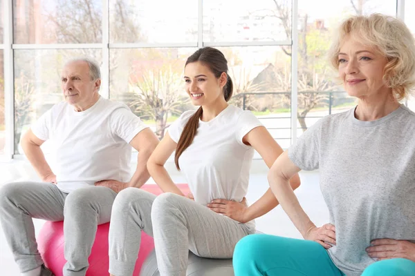 Menschen, die in modernen Kliniken trainieren. Physiotherapiekonzept — Stockfoto