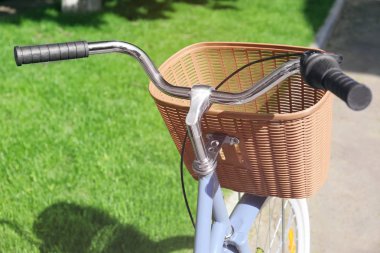 Sokakta hasır sepet ile Bisiklet