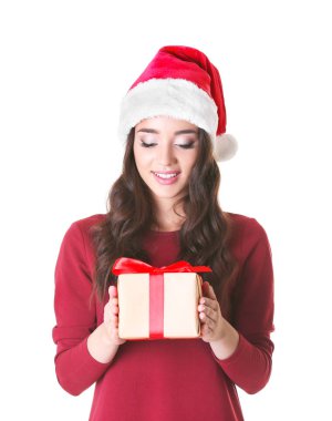 Noel şapkalı genç bayan 