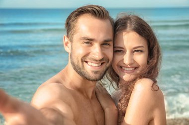 Güzel genç çift alarak selfie deniz Resort