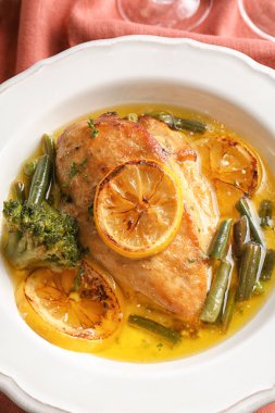 Limon ile lezzetli tavuk göğsü 