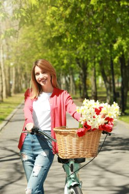 Bisikletli genç kız