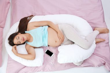 Uyuyan genç hamile kadın 