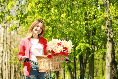 kız ve bisiklet ile çiçek sepeti 