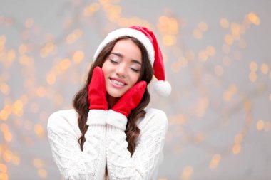 Noel şapkalı güzel kadın 
