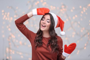 Noel şapkalı güzel kadın 