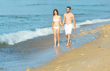 Mutlu genç bir çift deniz başvurmak