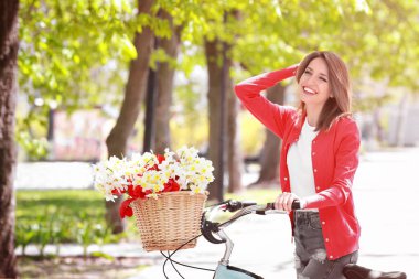 kız ve bisiklet ile çiçek sepeti 
