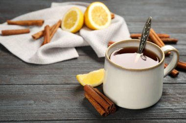 Aromatik sıcak tarçınlı çay  