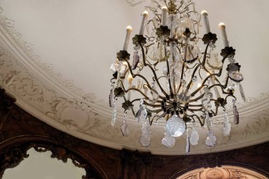 Eski tavan ile güzel avize ve kalıplama