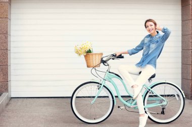 Bisiklet ile genç güzel kız 