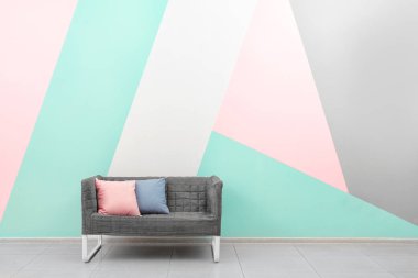 Karanlık kanepe yastık yakınındaki renk duvar odadaki ile