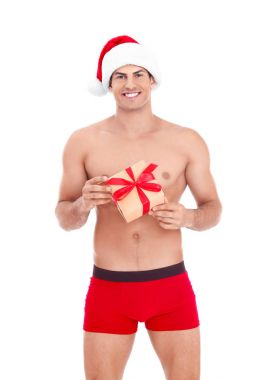 Adale adam hediye kutusu beyaz arka planda tutan Noel şapkalı