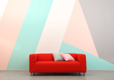 İç tasarım modern odasında unsuru olarak güzel kanepe