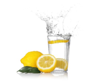 dilim limon su ile cam içine düşen