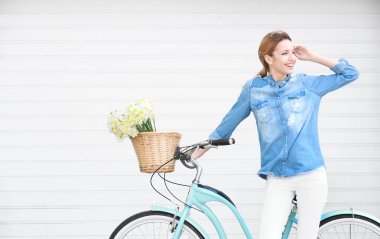 Bisiklet ile genç güzel kız 