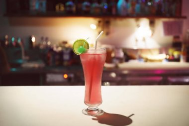 Masada kokteyl ile cam çubuk