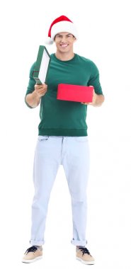 Noel şapka hediye kutusu beyaz arka planda tutan yakışıklı adam