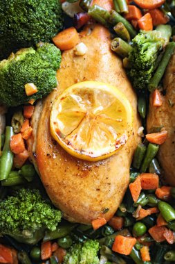 Limon ile lezzetli tavuk göğsü 