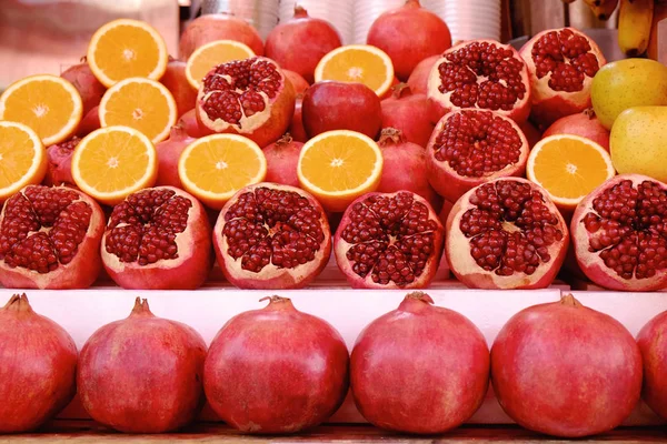 Lekker vers sinaasappel en granaatappel fruit — Stockfoto