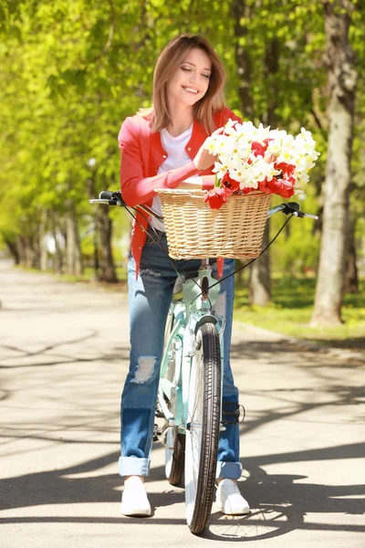 Ung flicka med cykel — Stockfoto