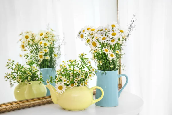 Beaux bouquets de camomille en théière — Photo