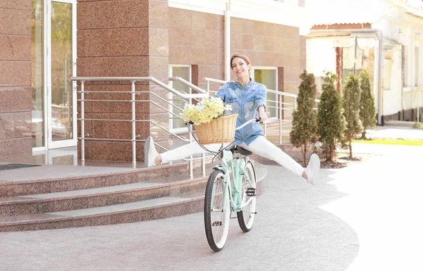 Jeune fille avec vélo — Photo