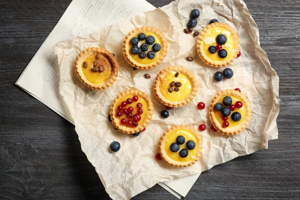 Вкусные хрустящие пироги с ягодами — стоковое фото