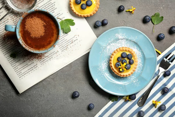 Köstliche knusprige Torte mit Blaubeeren — Stockfoto