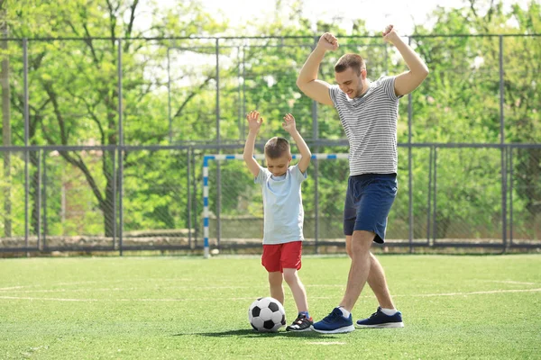 Vader en zoon die voetballen — Stockfoto